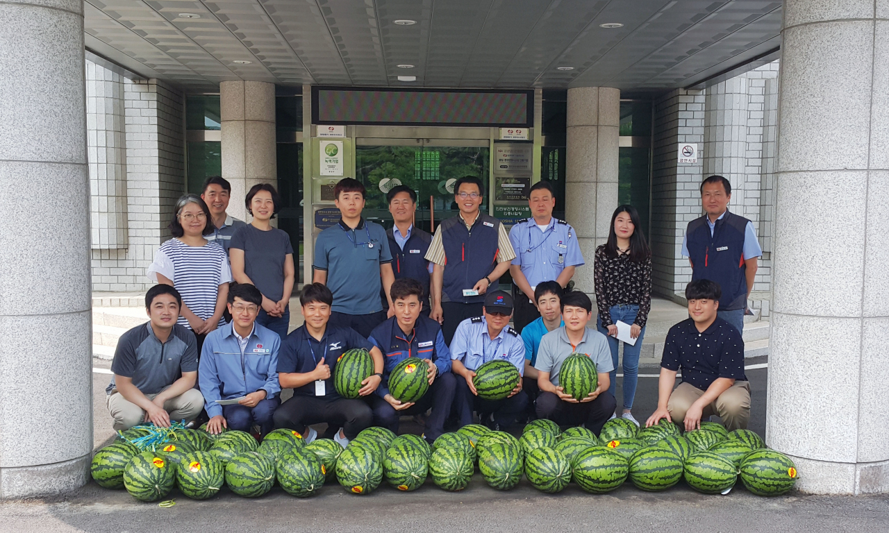 이날 행사에는 한국동서발전 직원 2500여명과 협력사 직원 2000여명이 더위를 피해 함께 삼계탕과 제철과일을 먹으며 서로를 격려하는 소통의 시간을 가졌다.