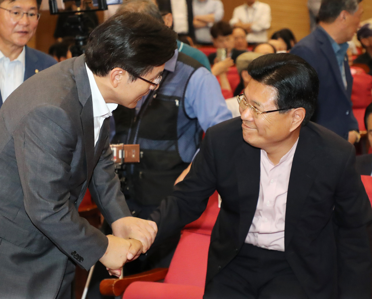 황교안 자유한국당 황교안 대표(왼쪽)가 지난 22일 오후 국회 의원회관에서 열린 이언주 무소속 의원의 '나는 왜 싸우는가' 출판리셉션에 참석하며 홍문종 우리공화당 공동대표와 인사하고 있다. [연합]