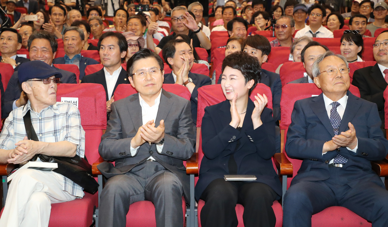 황교안 자유한국당 대표(왼쪽 두번째)가 지난 22일 오후 국회 의원회관에서 열린 무소속 이언주 의원(오른쪽 두번째)의 '나는 왜 싸우는가' 출판리셉션에 참석해 박수치고 있다. [연합]