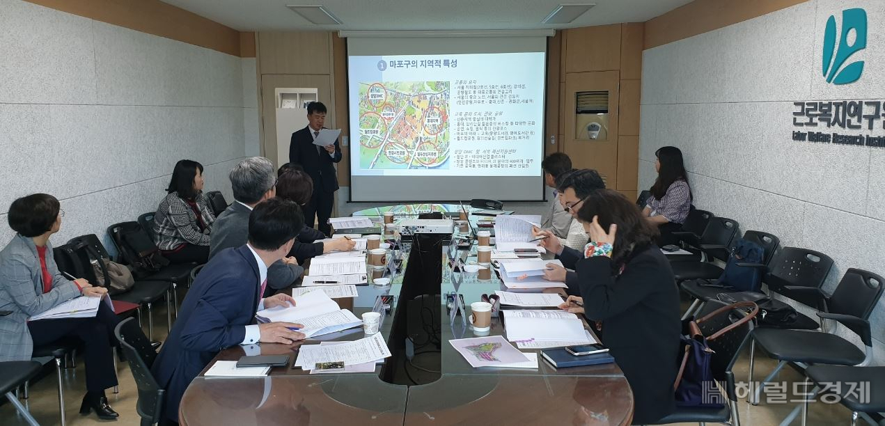 지난 4월 영등포 근로복지공단에서 열린 거점형 공공직장어린이집 최종선정심의회에서 마포구 관계자가 사업계획을 발표하고 있다.