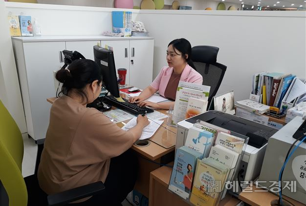 난임관련 상담을 하고 있다
