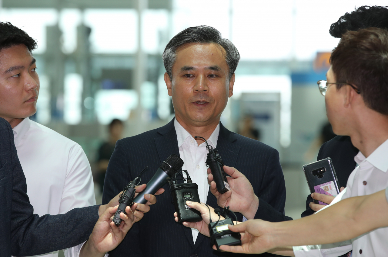 세계무역기구(WTO) 일반이사회의 한국 정부 수석대표인 김승호 산업통상자원부 신통상질서전략실장은 22일(현지시간) 스위스 제네바에 도착해 "화이트 리스트 문제로까지 확대하면 일본의 (WTO 규범) 위반 범위는 더 커진다"며 규제 철회를 촉구했다. 사진은 22일 인천국제공항을 통해 출국하며 취재진의 질문에 답하는 김 실장. [연합]