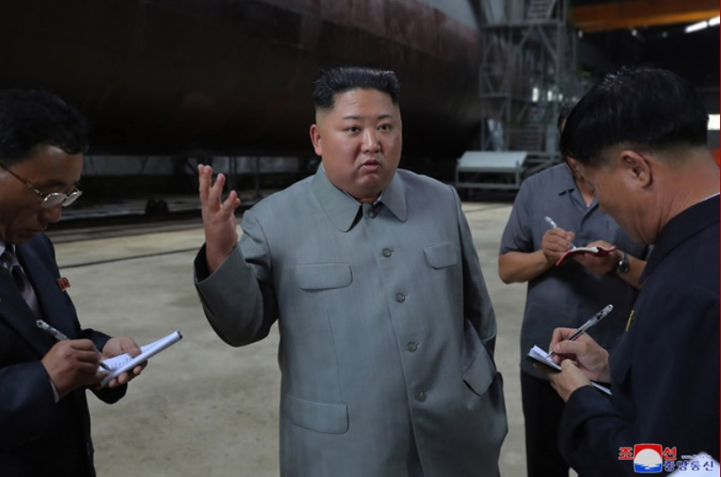 김정은 북한 국무위원장이 새로 건조한 잠수함을 시찰했다고 조선중앙통신이 23일 보도했다. [조선중앙통신 홈페이지·헤럴드DB]