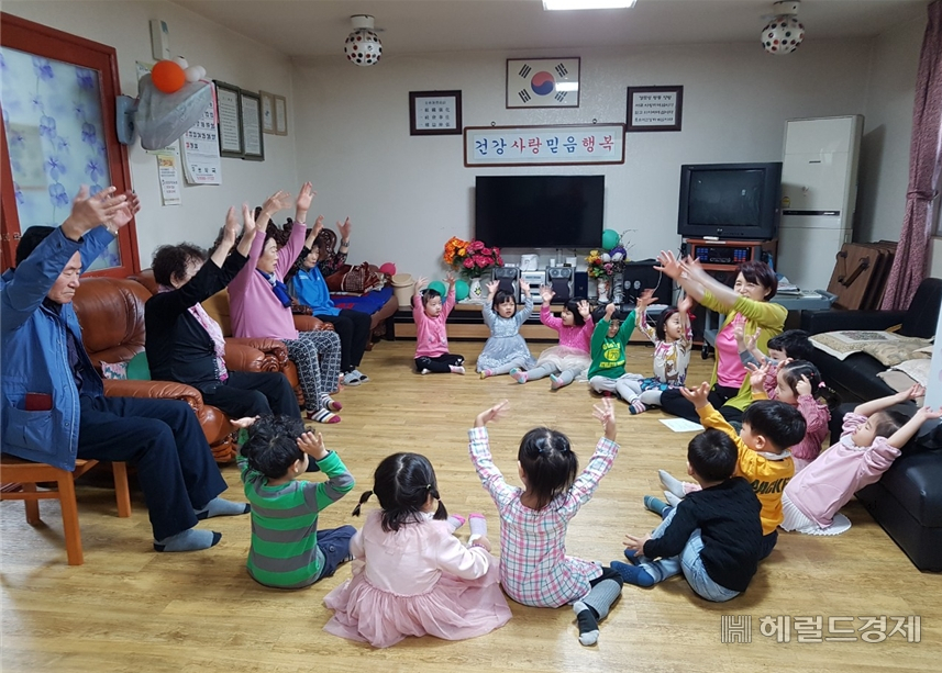 개방형 경로당에서 노인과 아이가 함께 참여하는 세대 통합 프로그램이 열리고 있다. [영등포구 제공]