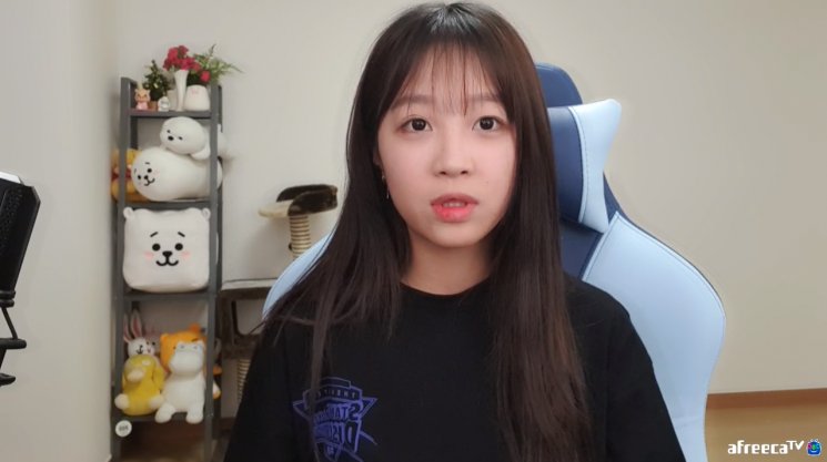 유명 아프리카TV BJ 쯔양이 자신에게 제기된 학교폭력 논란에 대해 해명하면서 허위사실 유포 및 명예훼손으로 고소하겠다는 입장을 밝혔다.[아프리카TV 캡처]
