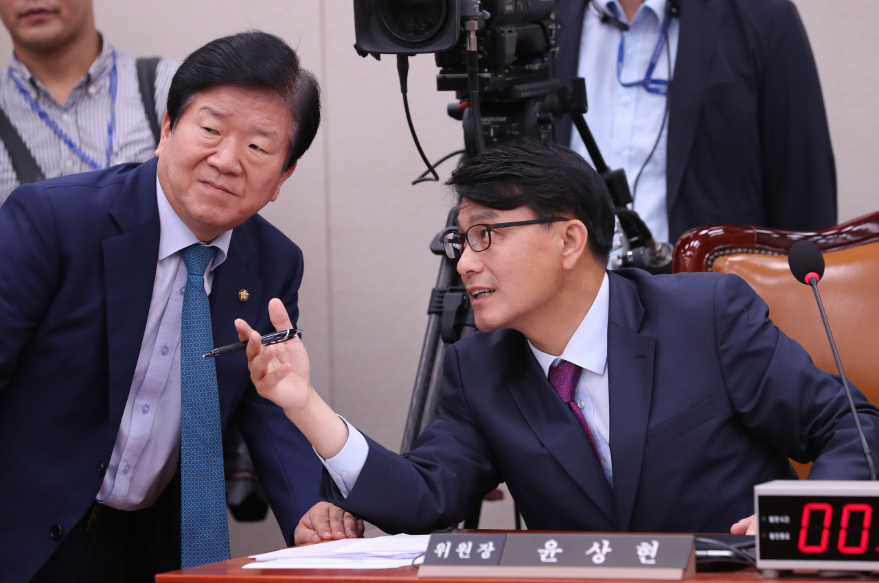 윤상현 국회 외교통일위원장(오른쪽)과 더불어민주당 박병석 의원이 22일 오후 열린 외교통일위 전체회의에서 이야기하고 있다. [연합]