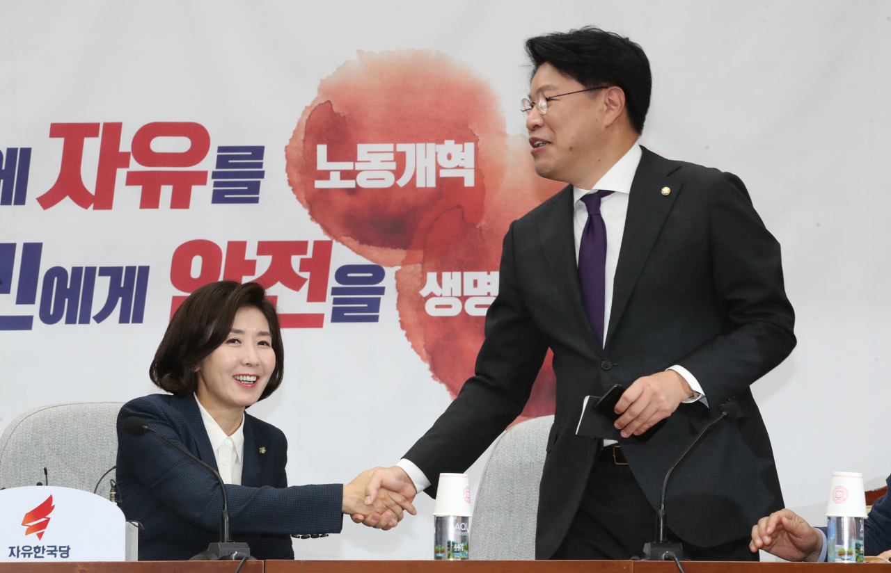23일 국회에서 열린 자유한국당 원내대책회의에서 나경원 원내대표와 장제원 의원이 인사하고 있다. [연합]