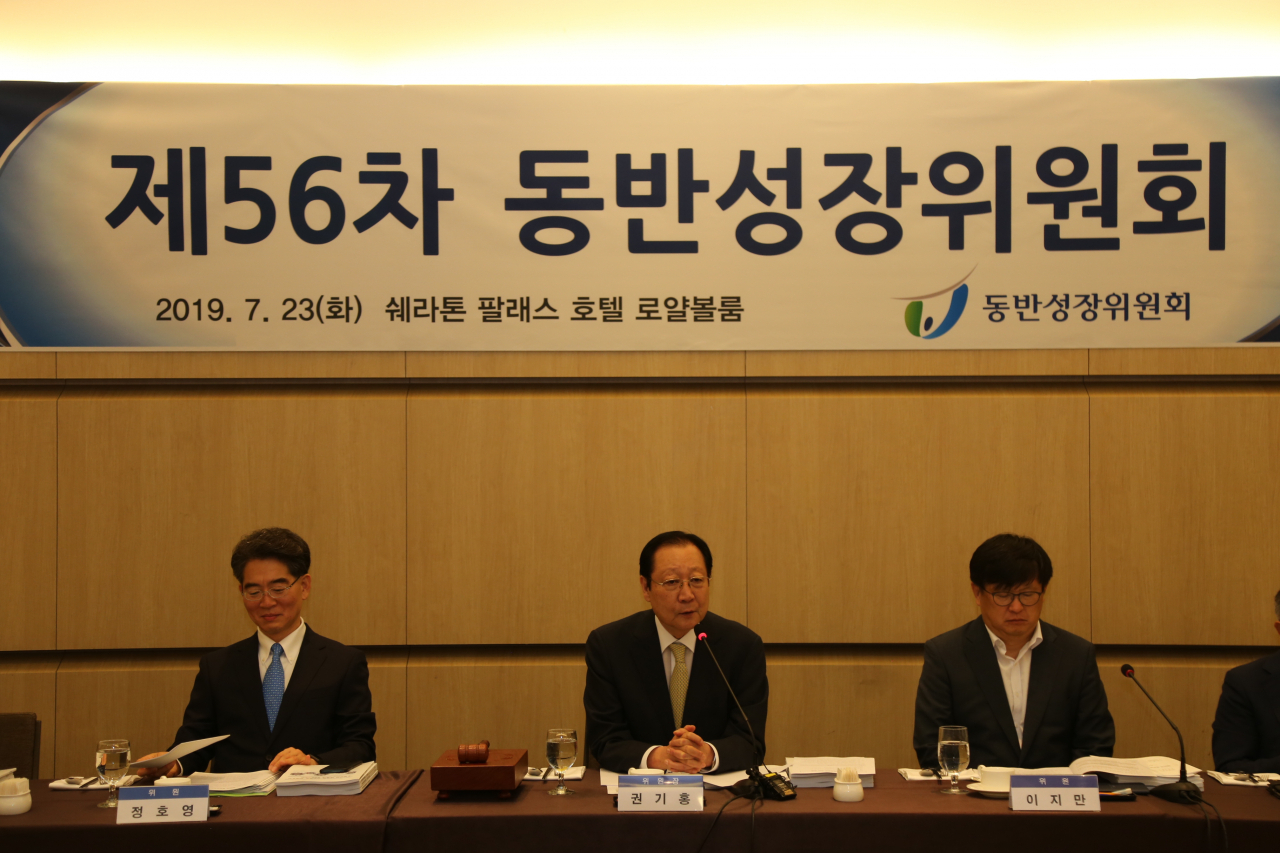 23일 오전 서울 팔래스호텔에서 열린 제 56차 동반성장위원회에서 권기홍 위원장(가운데)이 발언하고 있다.