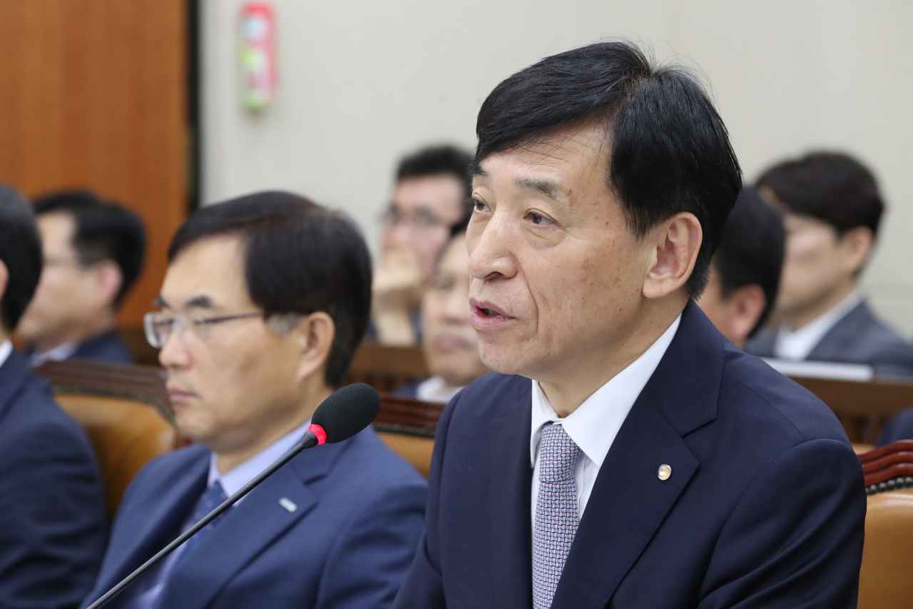 한국은행 이주열 총재가 23일 국회에서 열린 기획재정위원회 전체회의에서 업무보고를 하고 있다. 연합뉴스