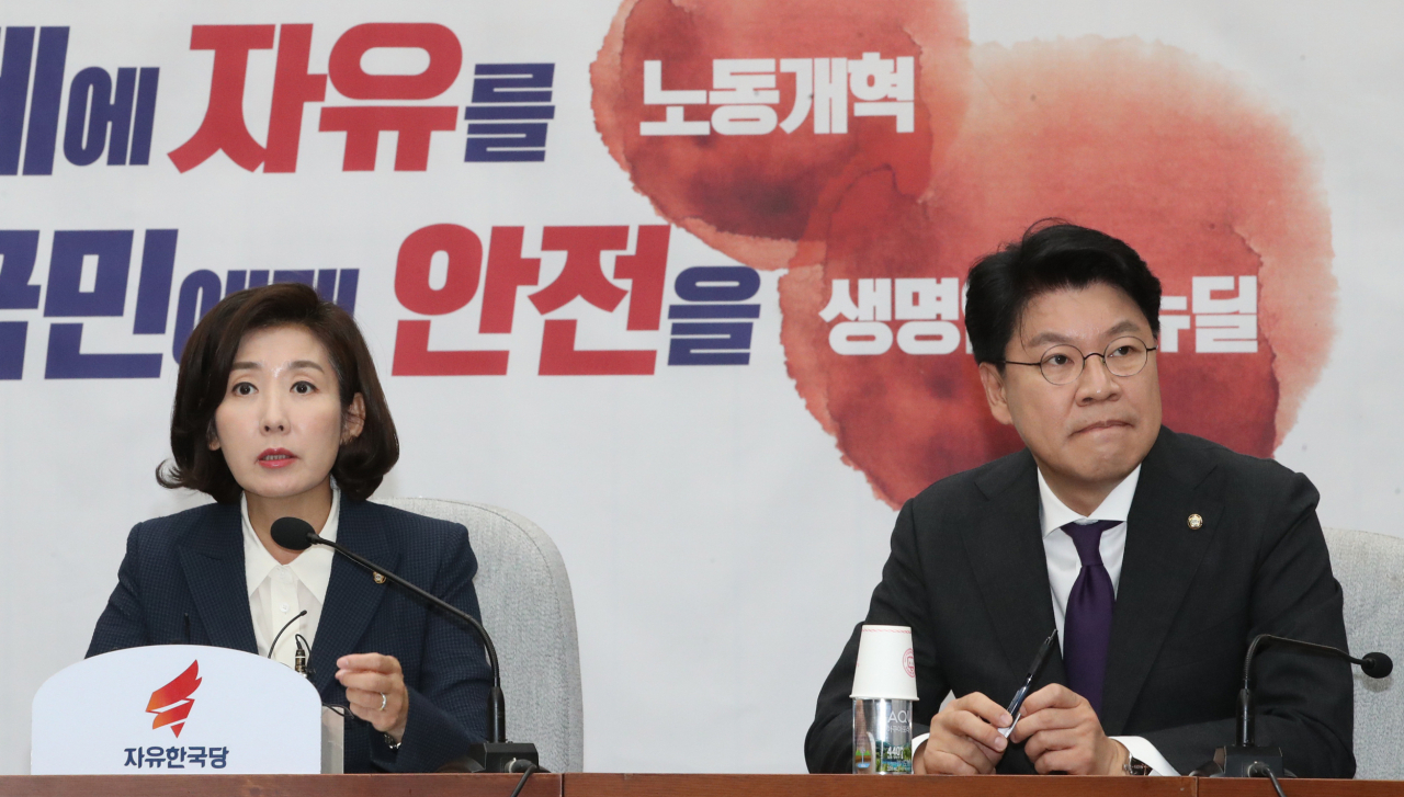 자유한국당 장제원 의원이 23일 국회에서 열린 원내대책회의에 참석해 있다. 연합뉴스