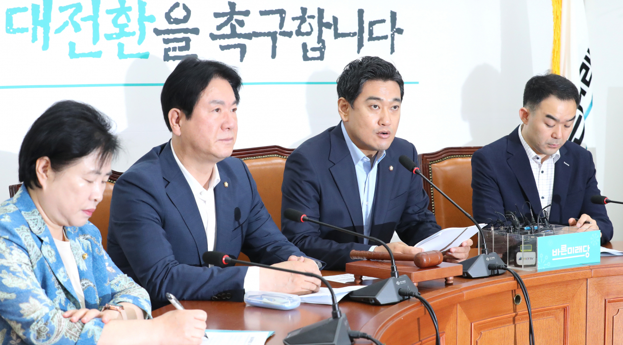 바른미래당 오신환 원내대표(왼쪽 세번째)가 23일 오전 국회에서 열린 원내대책회의에서 발언하고 있다. [연합]