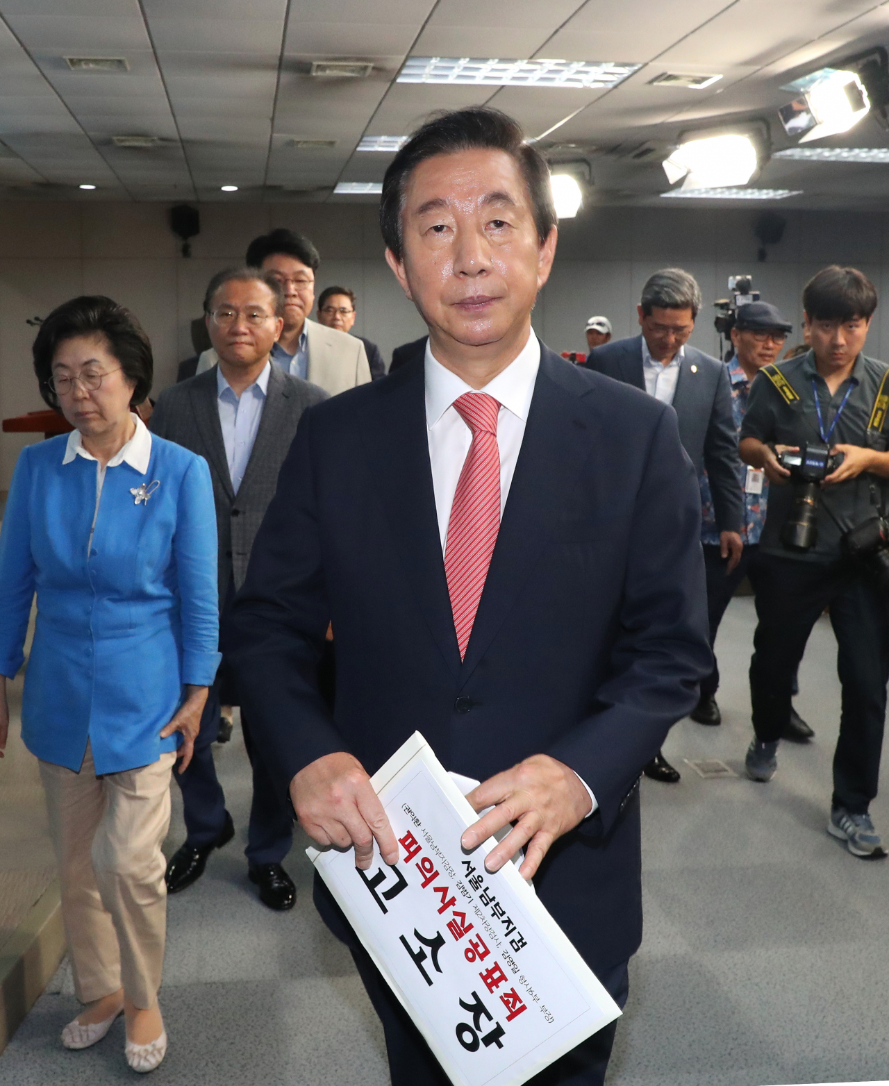 자유한국당 김성태 의원(가운데)이 22일 오후 국회 정론관에서 동료 의원들과 함께 서울남부지검의 'KT 수사결과 발표'와 관련, 입장을 밝힌 뒤 이동하고 있다. 서울남부지검 형사6부는 이날 "국회의원의 직무와 관련해 자녀를 부정채용한 혐의가 인정된다"며 김 의원을 뇌물수수 혐의로 불구속기소 했다고 밝혔다. 연합뉴스
