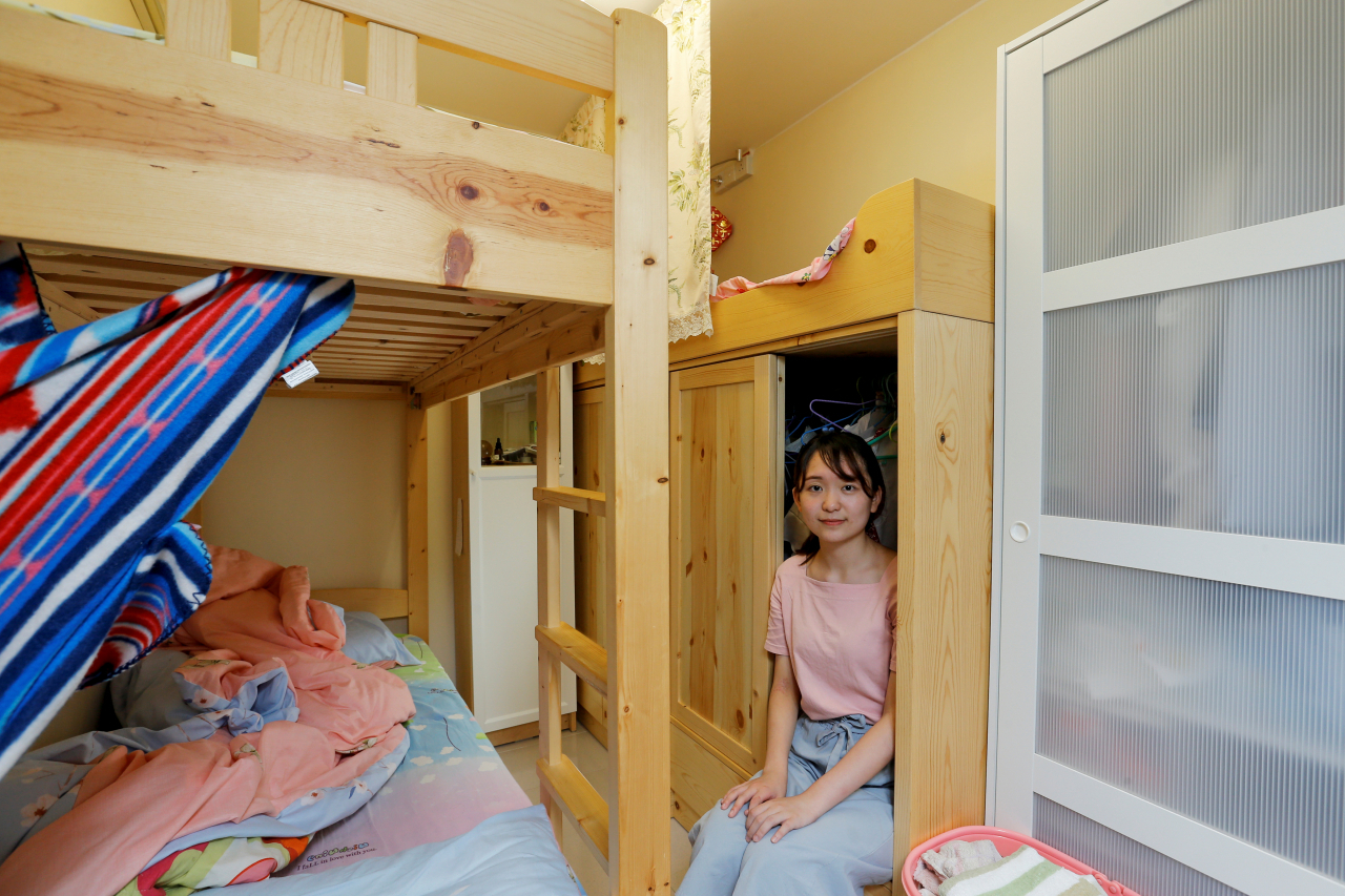 범죄인인도법안에 반대해 일어났던 홍콩의 대규모 시위의 근원적인 원인 중 하나가 경제적인 불만이라는 분석이 이어지고 있다. 쪽방같은 아파트로 상징되는 홍콩인들의 팍팍한 삶이 반정부, 반중 정서를 부추겼다는 것이다. 최근 로이터 통신이 인터뷰한 홍콩의 젊은이 중 21세의 루카 통은 28㎡(약 9평)의 아파트에 부모, 두 자매와 함께 살고 있다고 했다. [로이터]