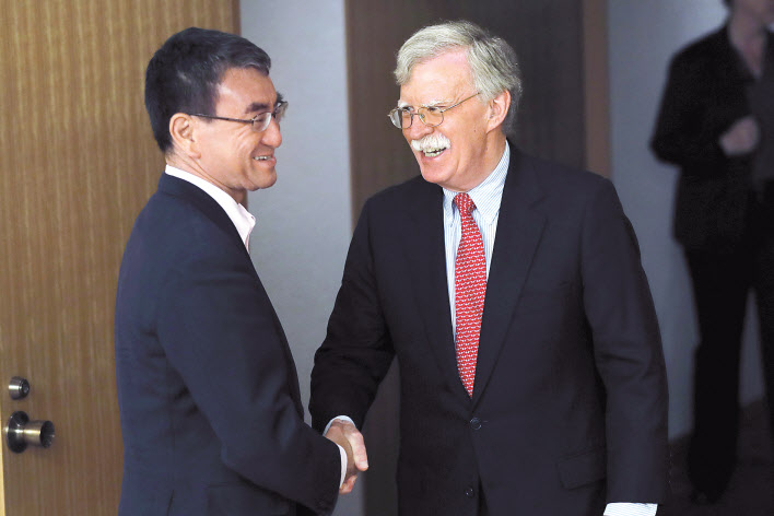 일본을 방문한 존 볼턴(오른쪽) 미국 백악관 국가안보회의(NSC) 보좌관이 22일 도쿄에서 고노 다로(河野太郞) 일 외무상과 만나 악수하고 있다. [AP]
