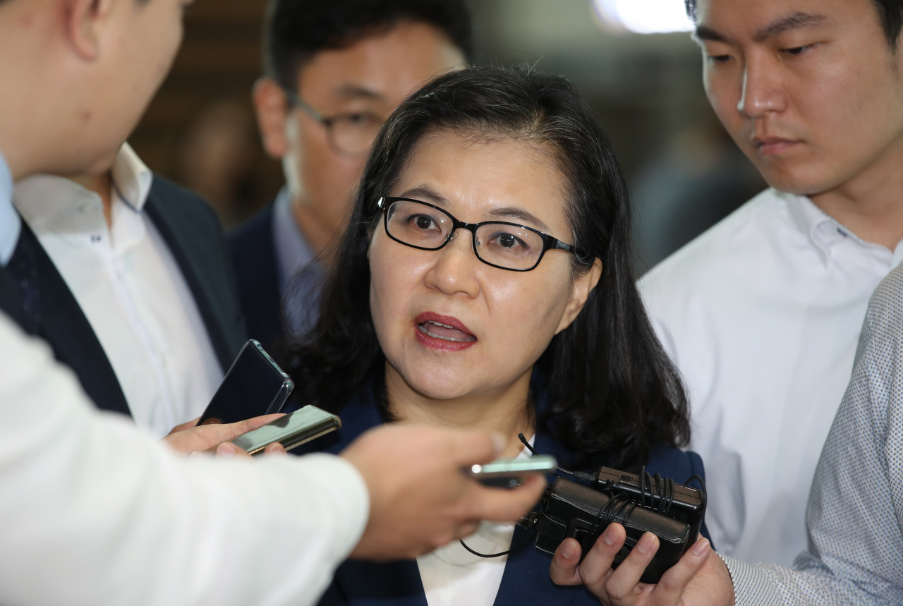 일본 수출규제와 관련해 미국 출장길에 오르는 산업통상자원부 유명희 통상교섭본부장이 23일 오전 인천국제공항을 통해 출국하며 취재진의 질문에 답하고 있다. ［연합］