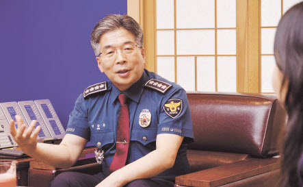 민갑룡 경찰청장이 취임 1주년을 앞두고 헤럴드경제와 가진 인터뷰에서 시민 감수성을 살피는 경찰의 역할에 대해 강조하고 있다. 정희조 기자/checho@