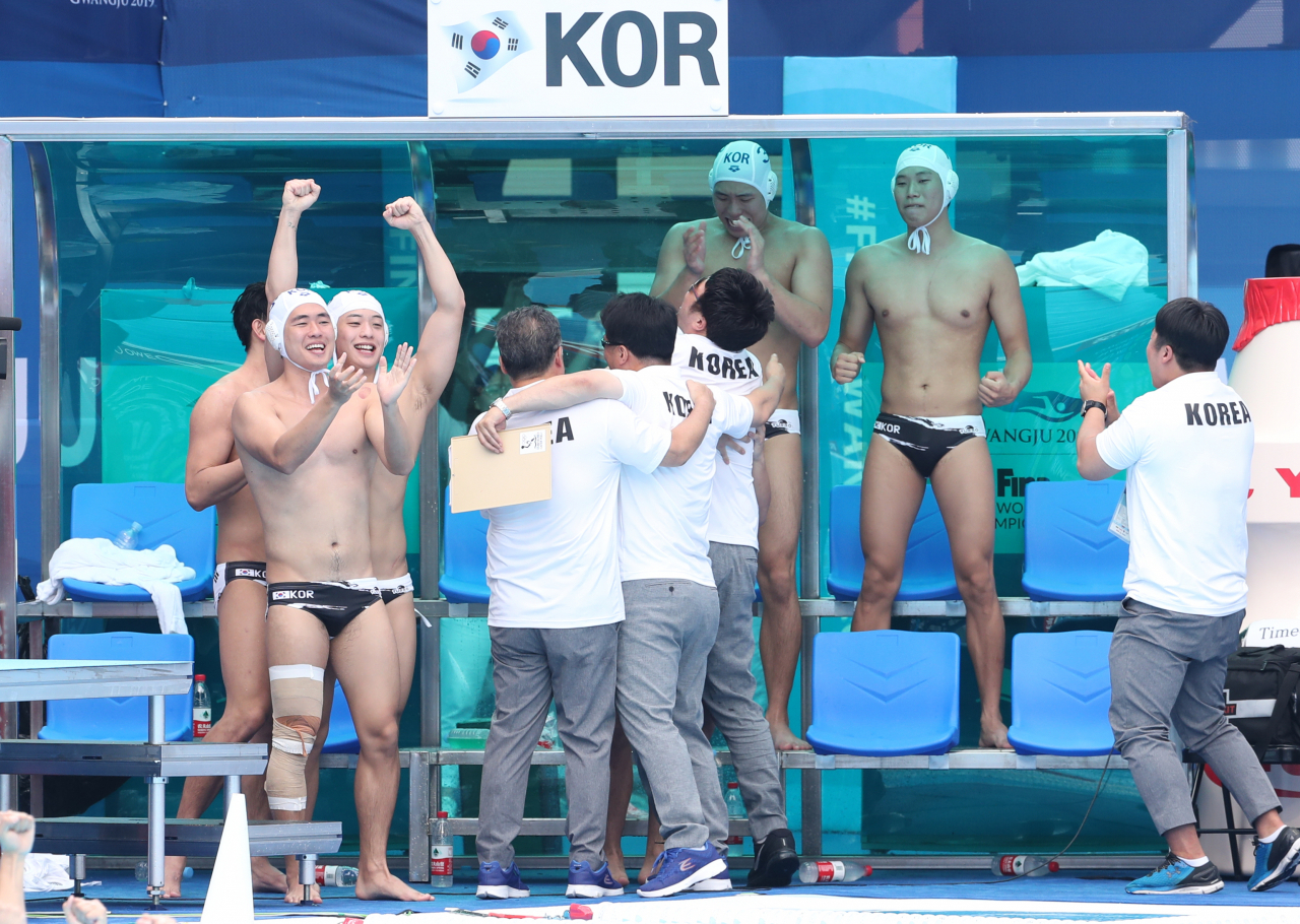한국 남자 수구 대표팀이 세계대회 첫 승리를 거둔 뒤 환호하고 있다.[연합]
