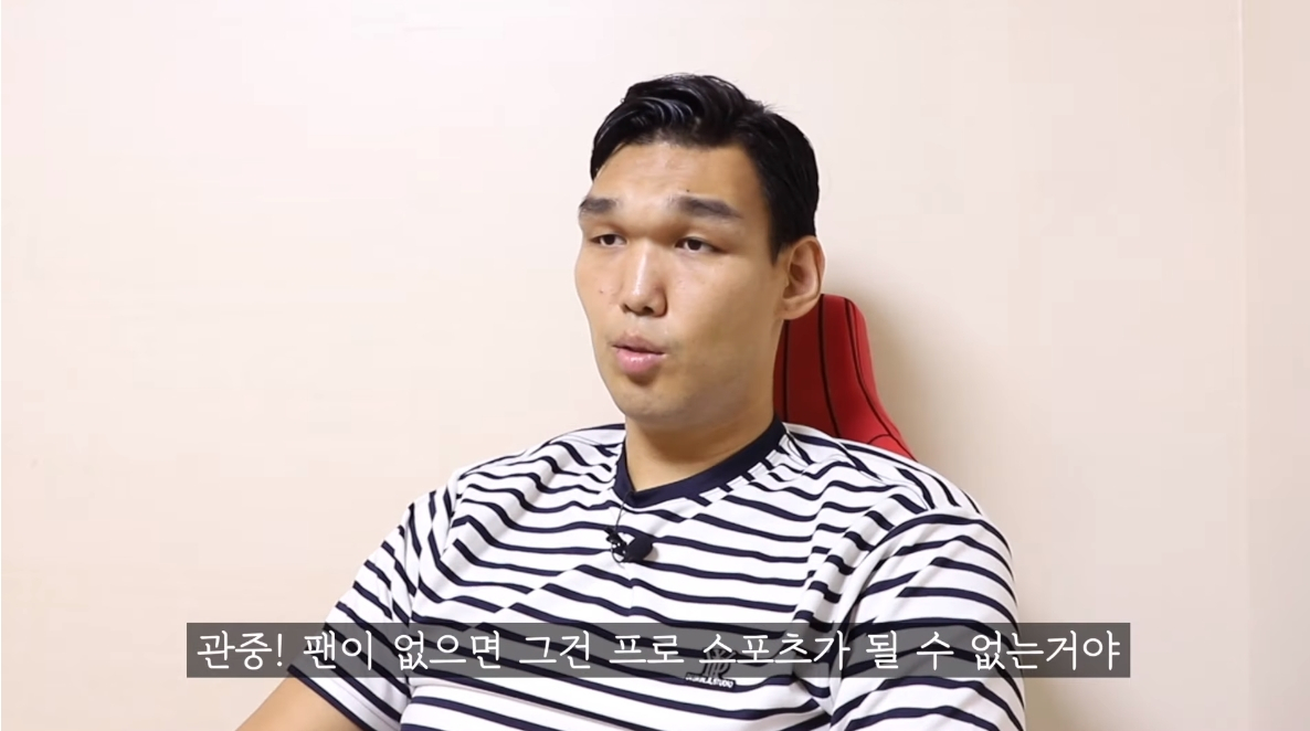 지난 5월 현역에서 은퇴한 뒤 유튜버로 활약 중인 하승진이 지난 22일 자신의 유튜브 채널에 올린 동영상. 올해 초까지 프로농구 전주KCC에서만 내리 아홉 시즌을 뛰었던 하승진은 해당 동영상을 통해 한국 농구계와 현역 선수들에게 쓴소리를 던졌다. [하승진 유튜브 캡처]