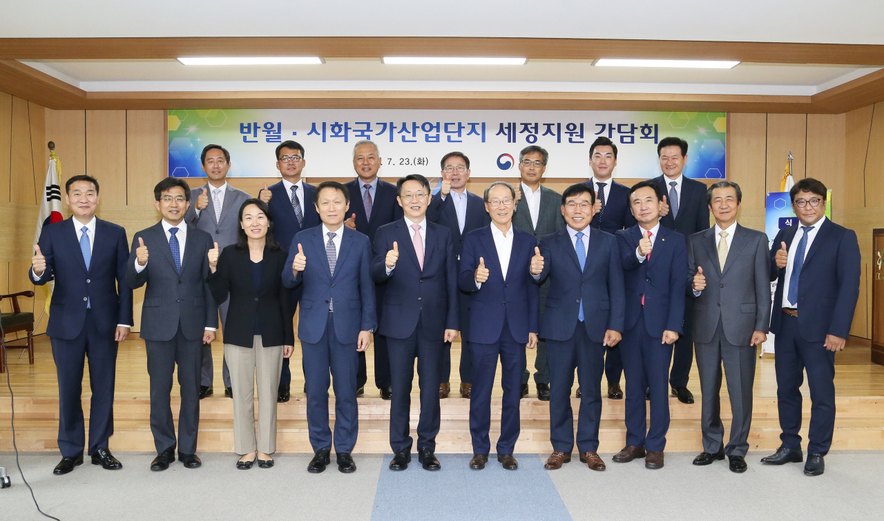 김현준(왼쪽 다섯번째) 국세청장이 23일 경기 반월시화 국가산업단지를 방문해 중소기업 대표 등과 세정지원 간담회를 갖고 기념촬영하고 있다. ［국세청 제공］
