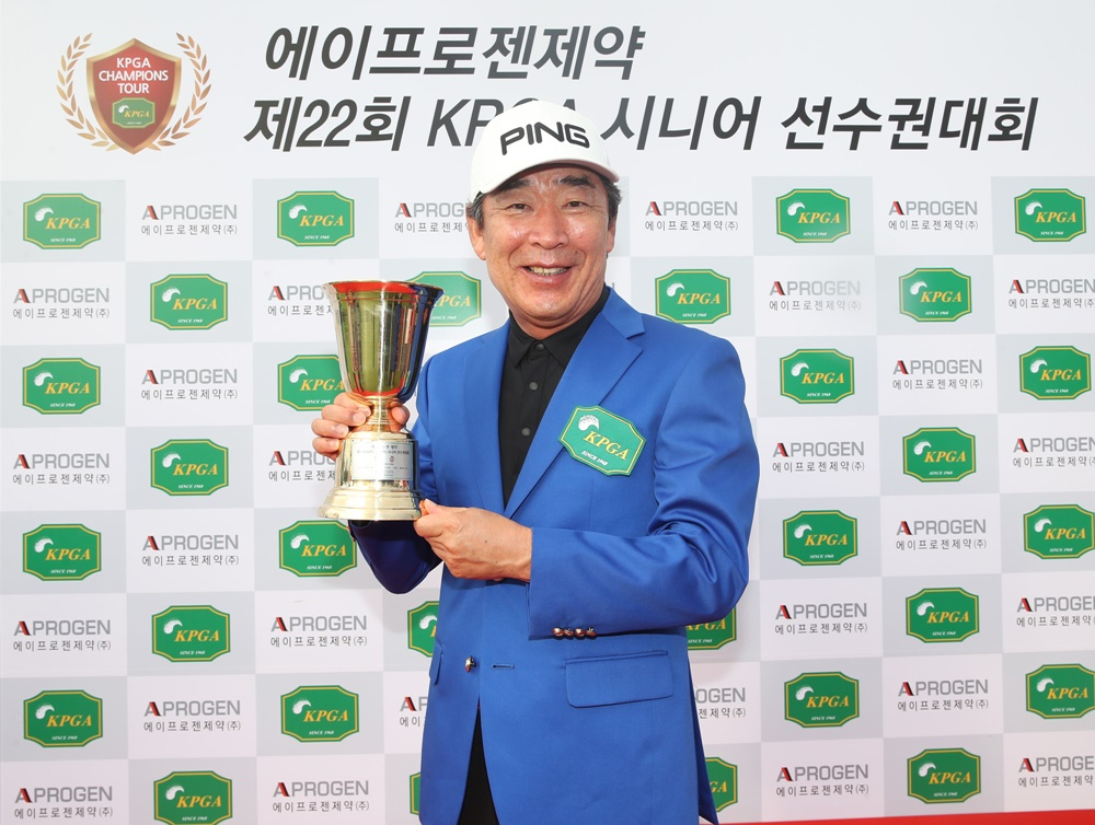 작년 그랜드 시니어 우승자 최상호