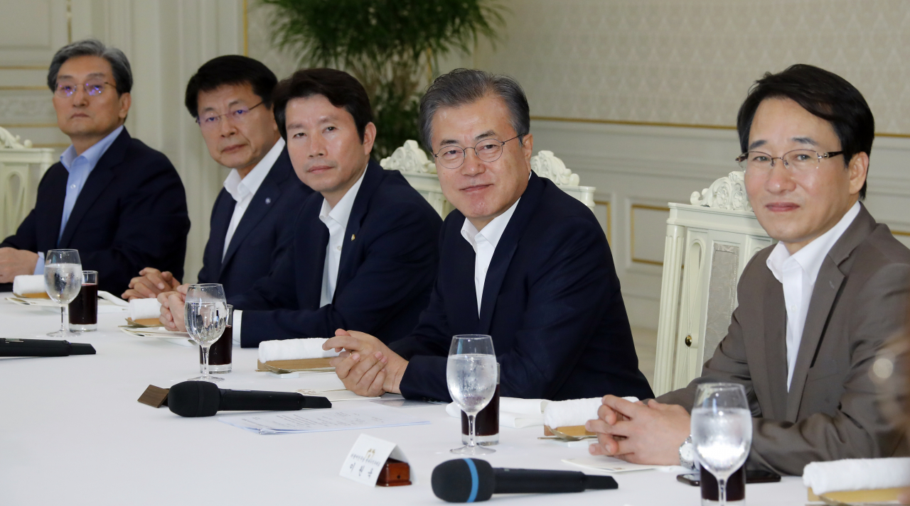문재인 대통령이 23일 오후 청와대에서 열린 더불어민주당 원내대표단 초청 오찬 간담회에서 얘기를 나누고 있다. 오른쪽부터 이원욱 수석부대표, 문 대통령, 이인영 원내대표, 서삼석 부대표, 노영민 비서실장. 연합뉴스
