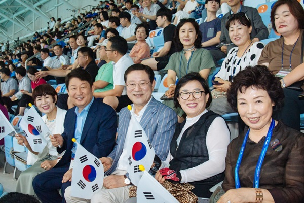 권영진 대구시장(왼쪽)과 이용섭 광주시장 등 양쪽지역 시민들이 23일 광주수영대회가 열리는 남부대학에서 우리나라 대표 선수들을 응원하고 있다. [광주수영 조직위원회]