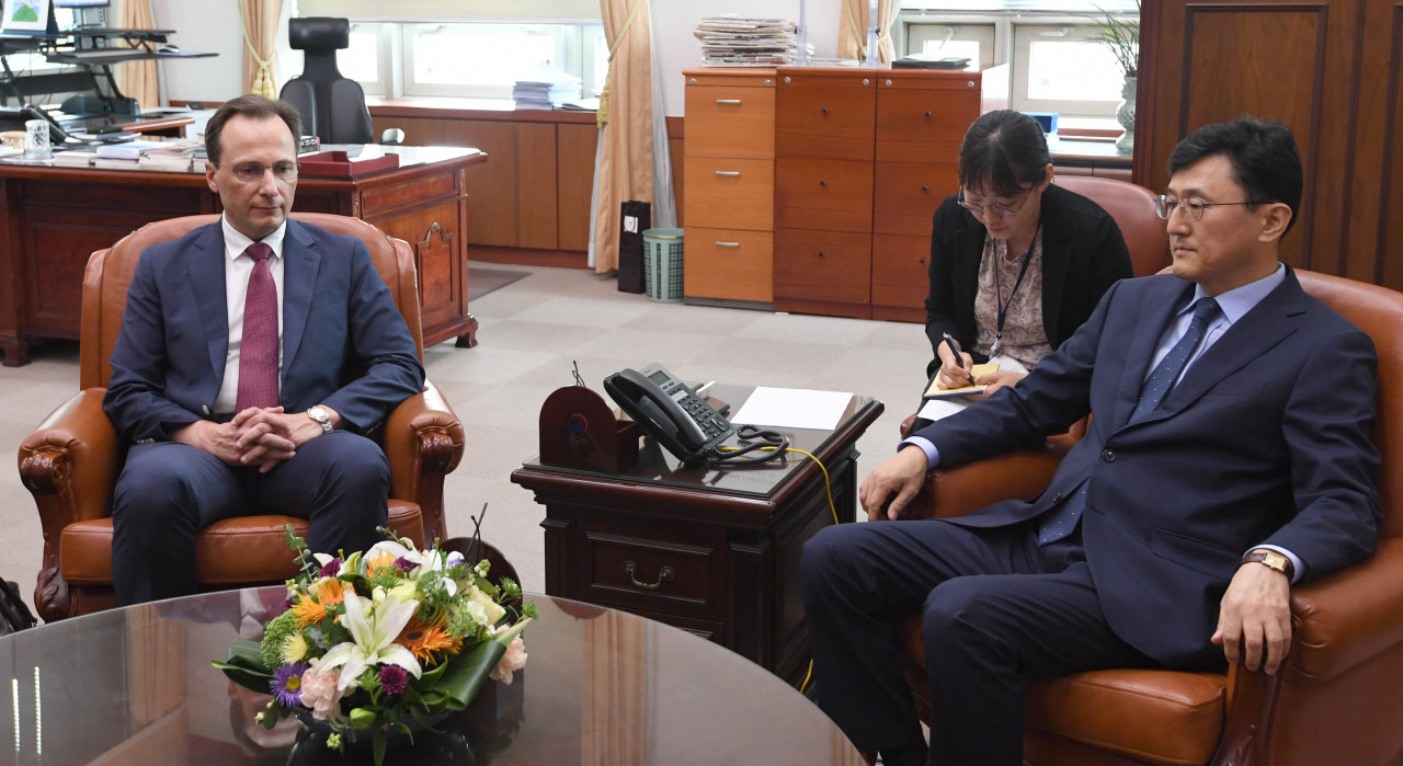 Deputy Minister for Political Affairs Yoon Soon-gu (rigth) conveys Seoul's complaint to Maxim Volkov, the deputy chief of the Russian Embassy in Seoul, at the Ministry of Foreign Affairs. Yonhap