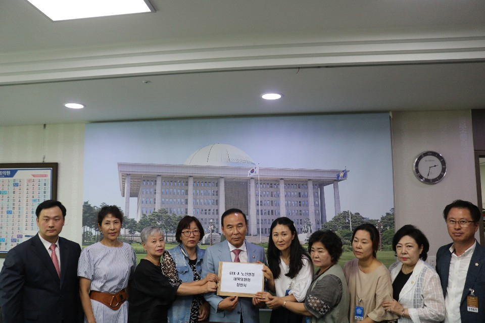 고준호 전 자유한국당 부대변인과 지역민들이 GTX-A 노선 변경에 대한 우려 사항을 국회에 전달하고 있다.