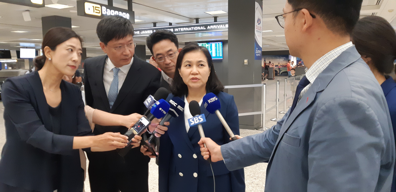 일본의 대(對) 한국 수출 규제와 관련해 미국 출장에 나선 산업통상자원부 유명희 통상교섭본부장이 23일(현지시간) 낮 워싱턴DC 인근 덜레스 국제공항에서 취재진과 만나 방미 배경과 활동 계획 등 인터뷰에 응하고 있다. ［연합］