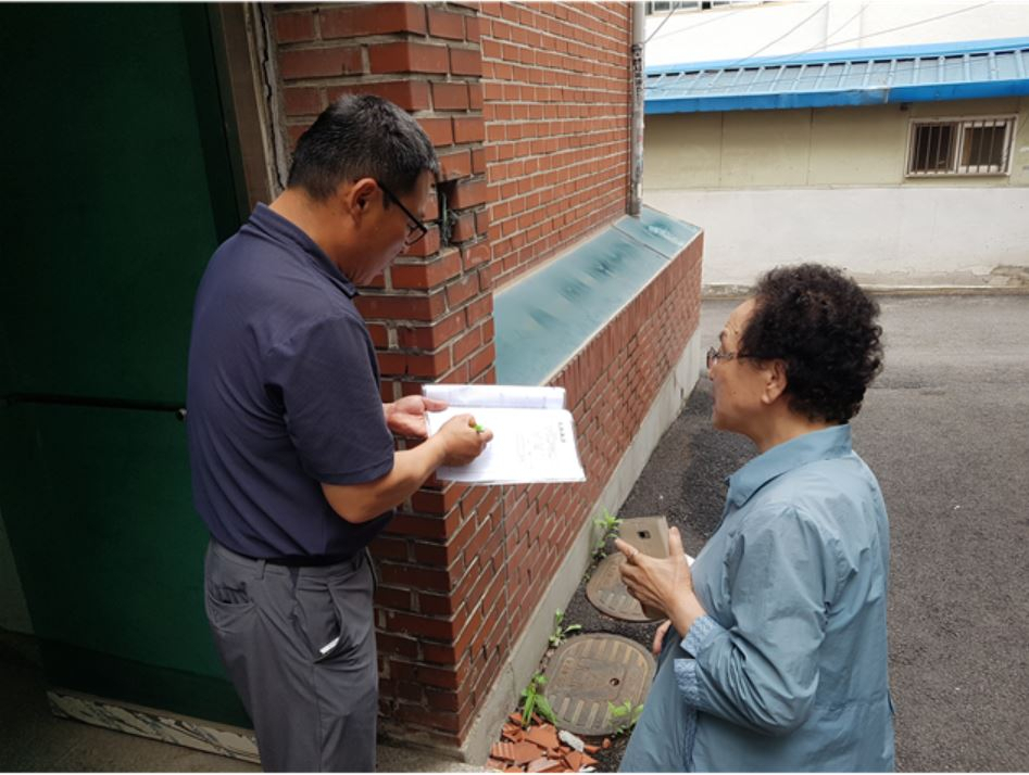 서울시 서대문구 천연·충현동 집수리전문관이 활동하는 모습. [서울시 제공]