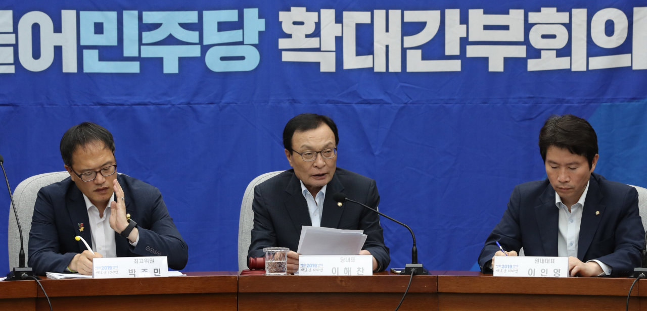 더불어민주당 이해찬 대표가 24일 오전 국회에서 열린 확대간부회의에서 발언하고 있다. 연합뉴스