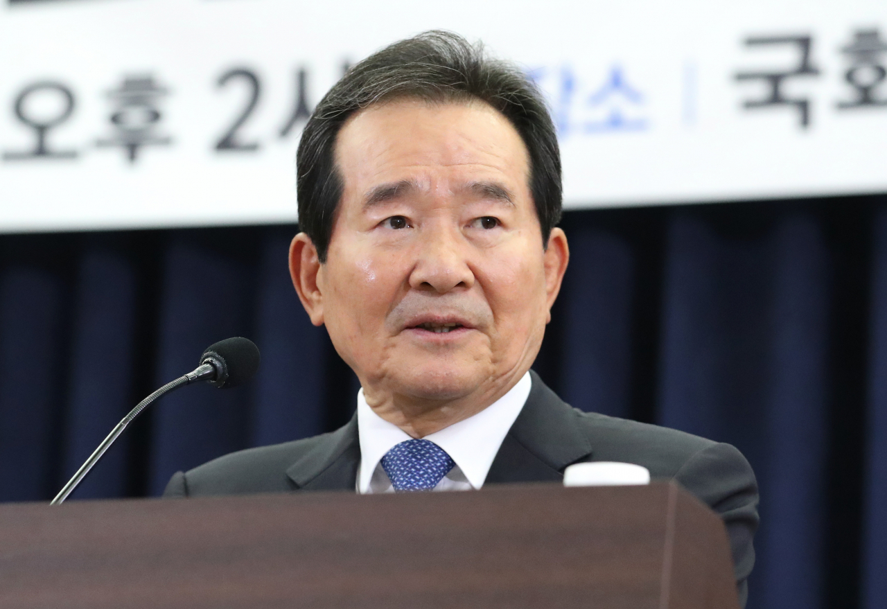 더불어민주당 정세균 의원이 18일 오후 국회 의원회관에서 열린 ‘제8회 국민시대포럼, 포용성장과 국가재정의 뉴패러다임’에서 환영사를 하고 있다. [연합]