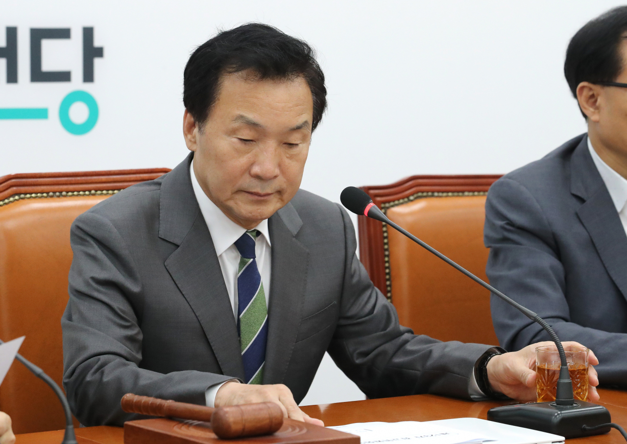 손학규 바른미래당 대표가 24일 오전 국회에서 열린 최고위원회의에서 발언을 마치고 있다. [연합]
