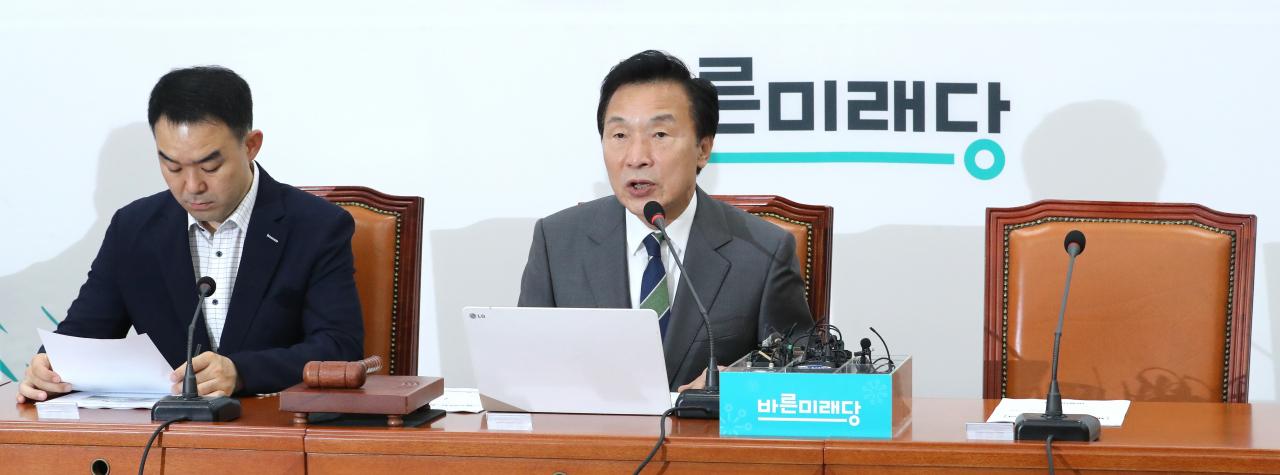 바른미래당 손학규 대표가 24일 오전 국회에서 열린 최고위원회의에서 발언하고 있다. 오른쪽 오신환 원내대표의 자리가 비어있다. 연합뉴스