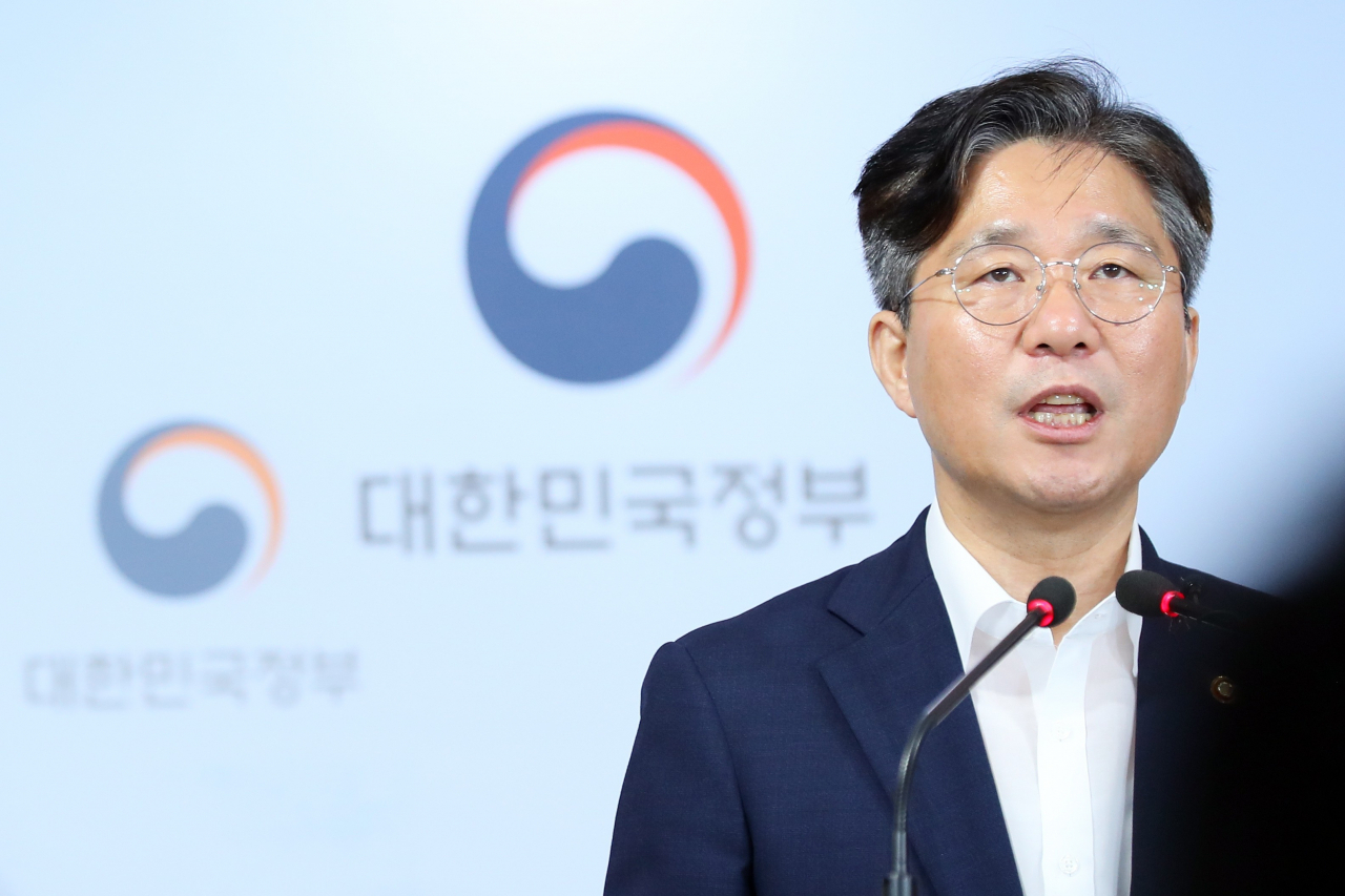 성윤모 산업통상자원부 장관이 24일 오전 서울 종로구 정부서울청사 브리핑룸에서 일본 수출무역관리령 개정안 관련 정부 의견서 제출 브리핑을 하고 있다. [연합]