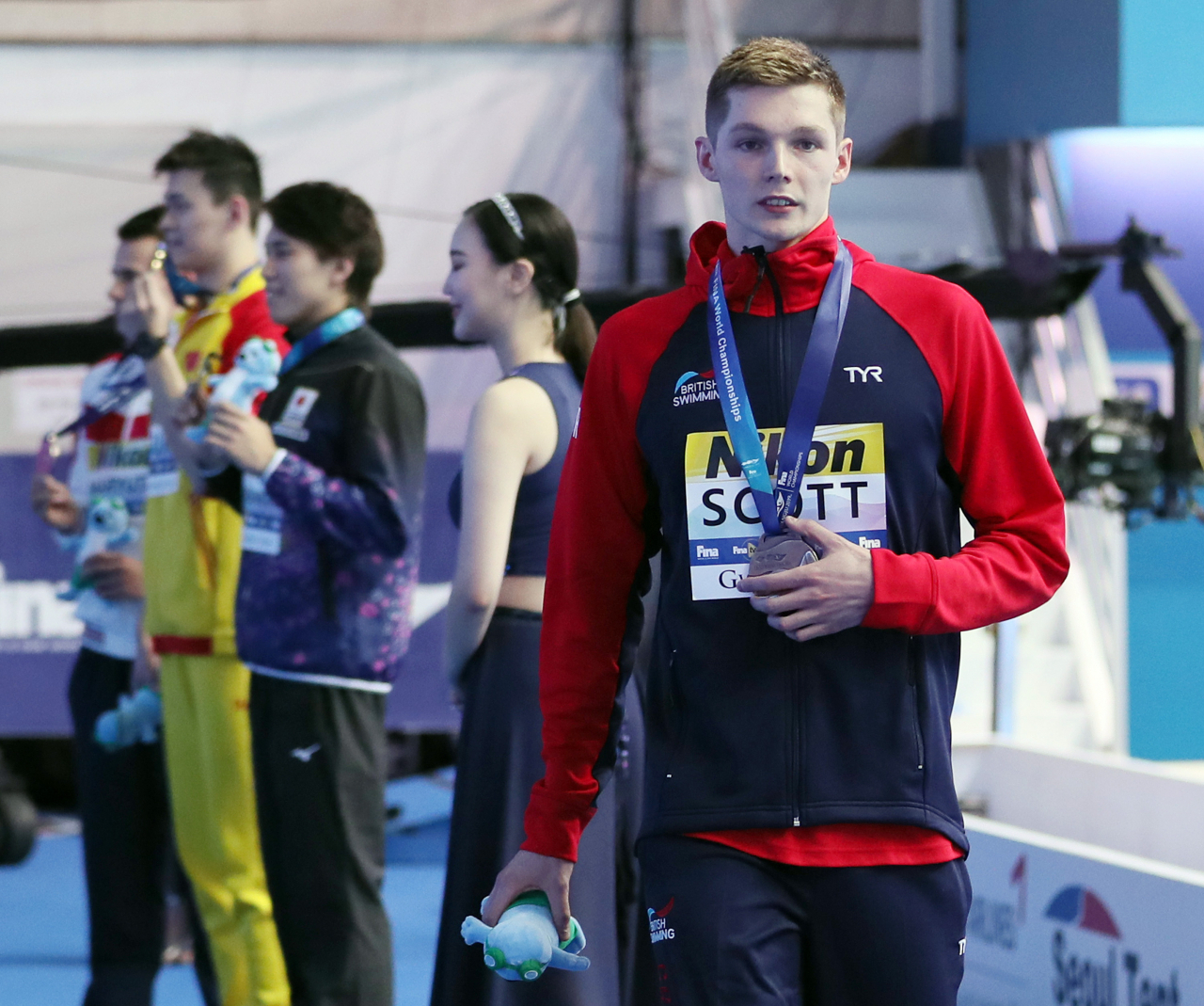 23일 열린 2019 광주세계수영선수권대회 남자 자유형 200m 결승에서 우승한 중국 쑨양(왼쪽 두번째)과 다른 수상자들이 함께 기념촬영을 했지만, 공동 동메달리스트 던컨 스콧은 외면했다.[연합]