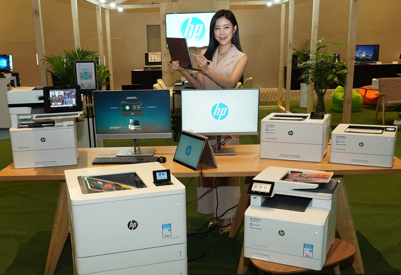 HP모델이 신작 PC와 노트북을 소개하고 있다. [HP코리아]