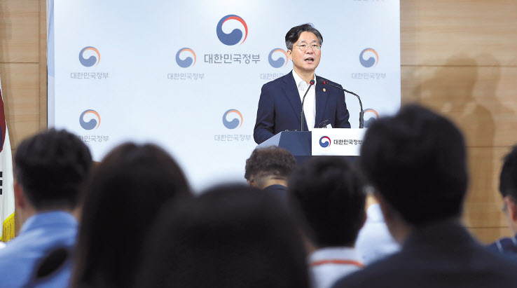 성윤모 산업통상자원부 장관이 24일 오전 서울 종로구 정부서울청사 브링룸에서 일본 수출무역관리령 개정안 관련 정부의 입장을 밝히고 있다. 이날 우리 정부는 불충분한 사유에 기인한 일본 정부의 한국에 대한 수출규제 강화 조치에 대해 유감의 뜻과 개정안 철회의 내용을 담은 의견서를 일본 정부에 전달했다. [연합]