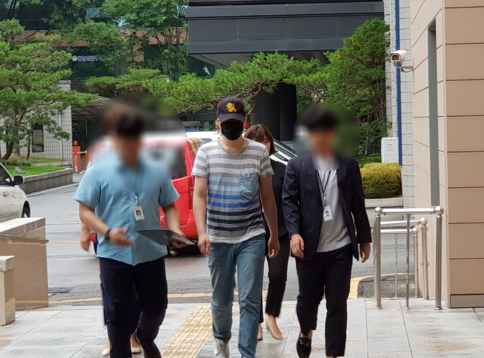 고양이를 학대해 죽게 한 혐의를 받는 A 씨가 법원에 출석하고 있다.[사진=성기윤 기자/skysung@heraldcorp.com]