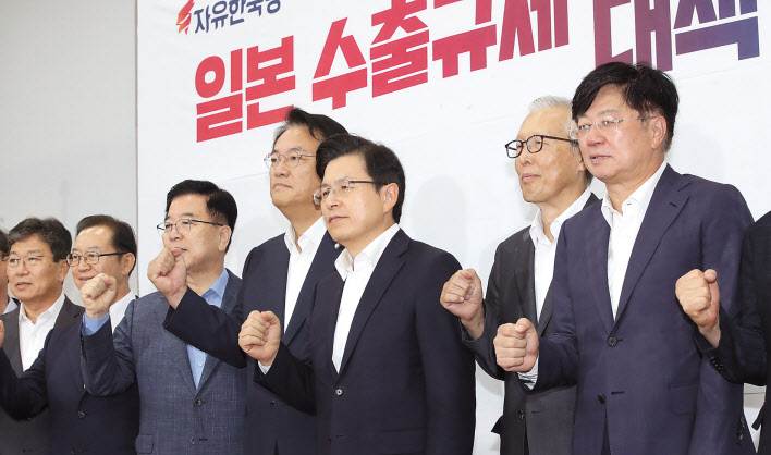 24일 국회에서 열린 자유한국당 ‘일본 수출규제대책 특별위원회’에서 황교안 대표가 정진석 위원장, 신각수 부위원장 등 참석자들에게 임명장을 수여한 뒤 기념촬영을 하고 있다. [연합]