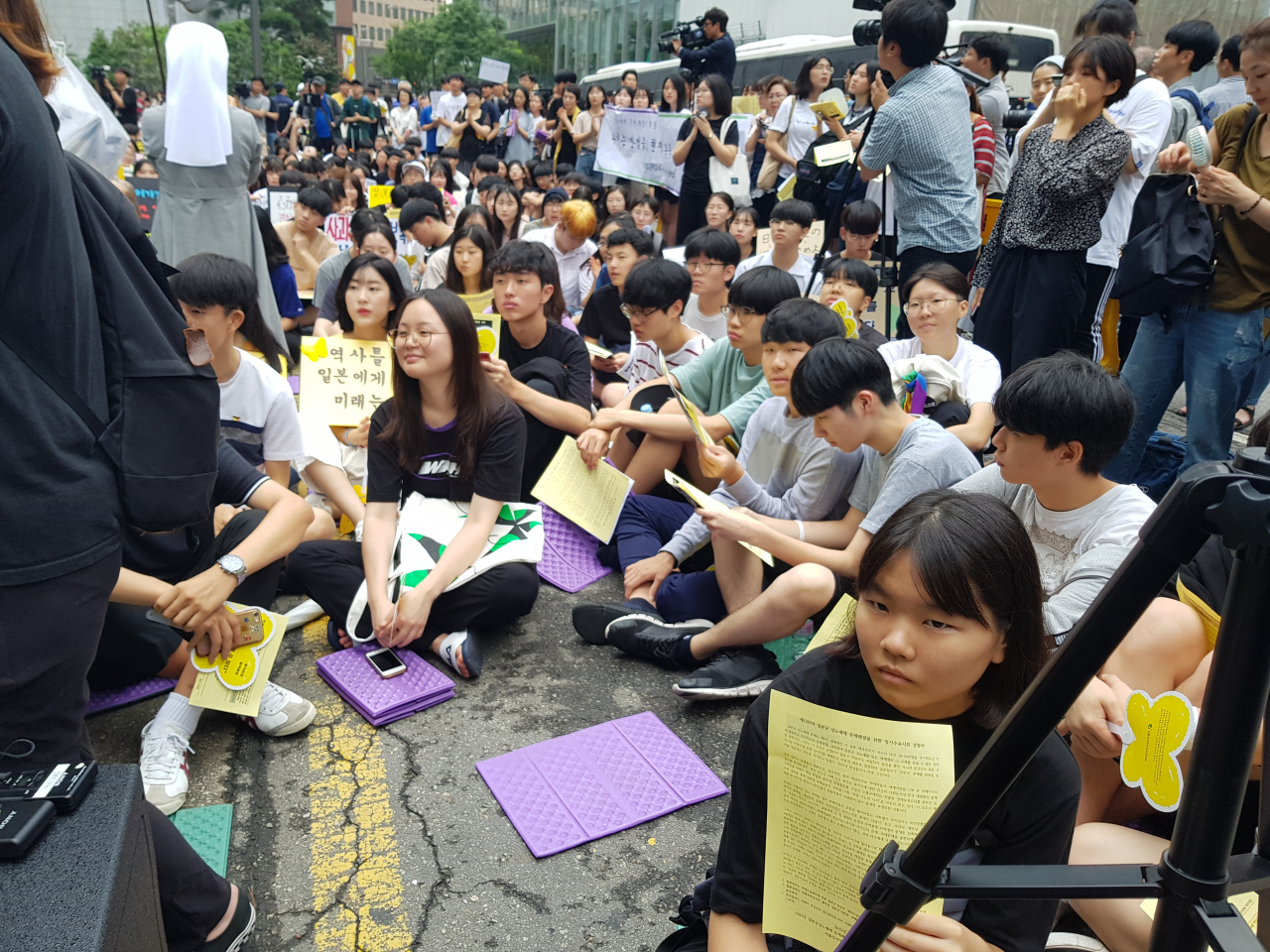 일본군위안부 문제 해결을 위한 수요집회(1397회)가 24일 낮 일본대사관 앞 평화로에서 열렸다. [사진=김성우 기자]