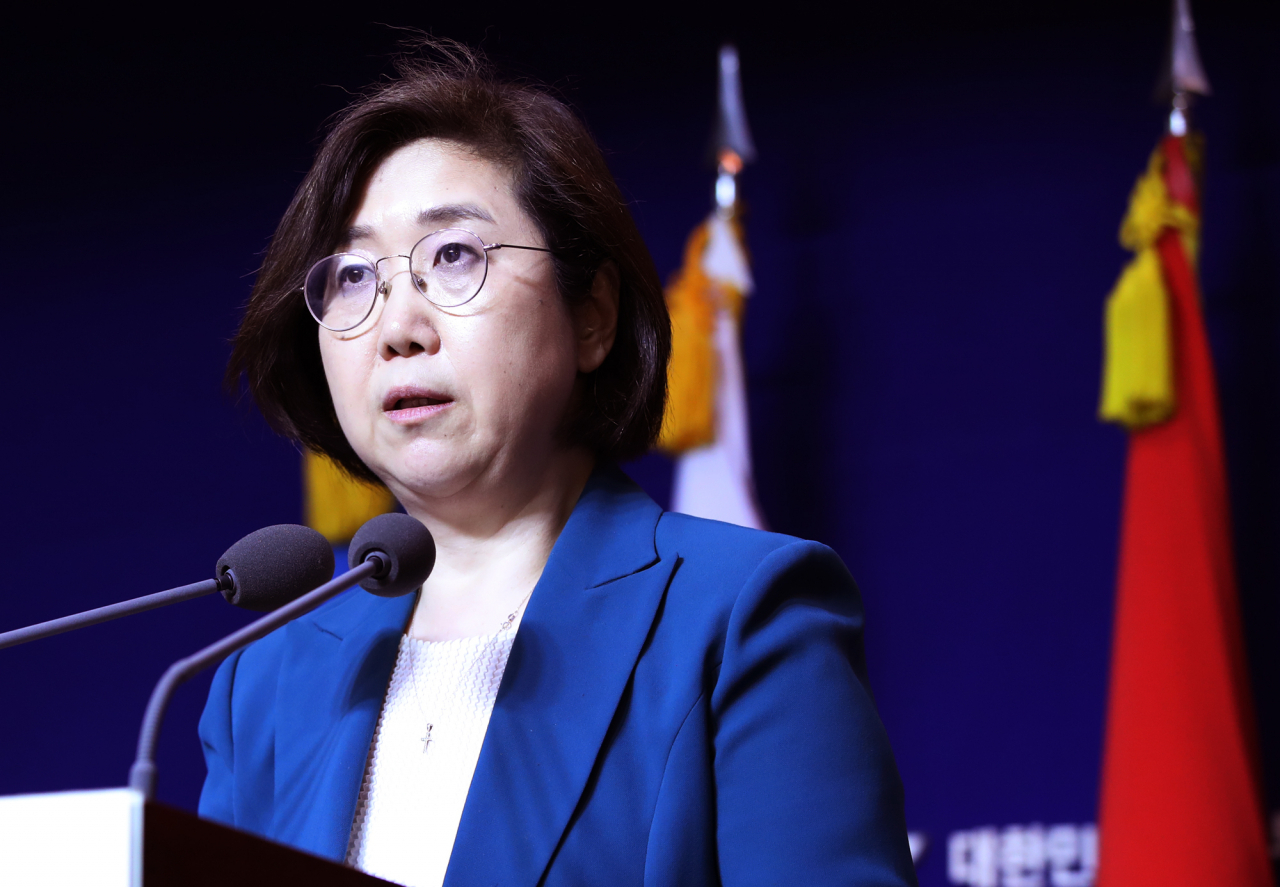 국방부 대변인이 24일 입장자료를 발표하고 있다.[연합]