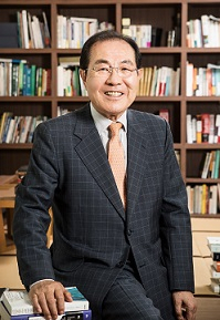 윤동한 회장과 그의 최근 저작 ‘80세 현역 정걸 장군’ 표지.[한국콜마 제공]