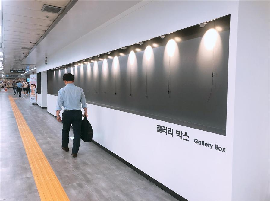 미아사거리역에 설치된 갤러리 박스. 벽면 갤러리에 다양한 정보 및 작품이 전시될 예정이다. [서울시 제공]