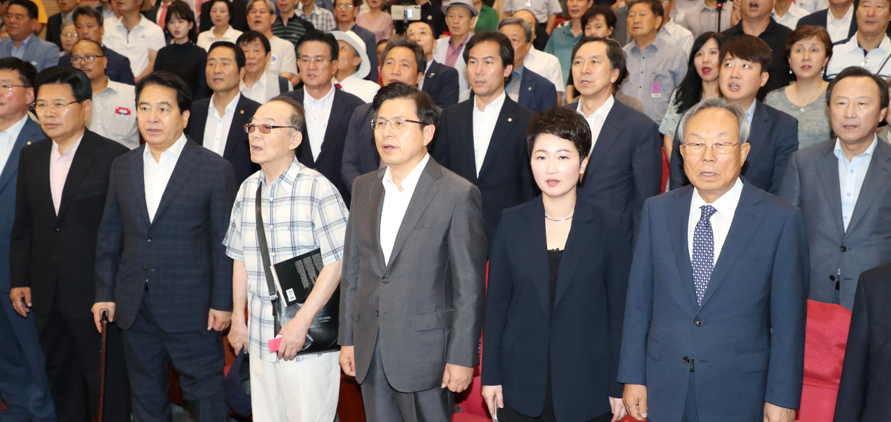 황교안 자유한국당 대표(왼쪽 네번째)가 22일 오후 국회 의원회관에서 열린 이언주 무소속 의원(오른쪽 두번째)의 '나는 왜 싸우는가' 출판리셉션에 참석해 애국가를 제창하고 있다. [연합]