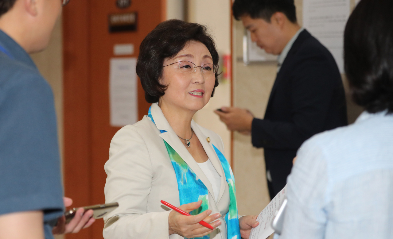 장정숙 변화와 희망의 대안정치연대 대변인이 24일 오전 국회 정론관에서 현안 브리핑을 마치고 기자들의 질문에 답하고 있다. [연합]