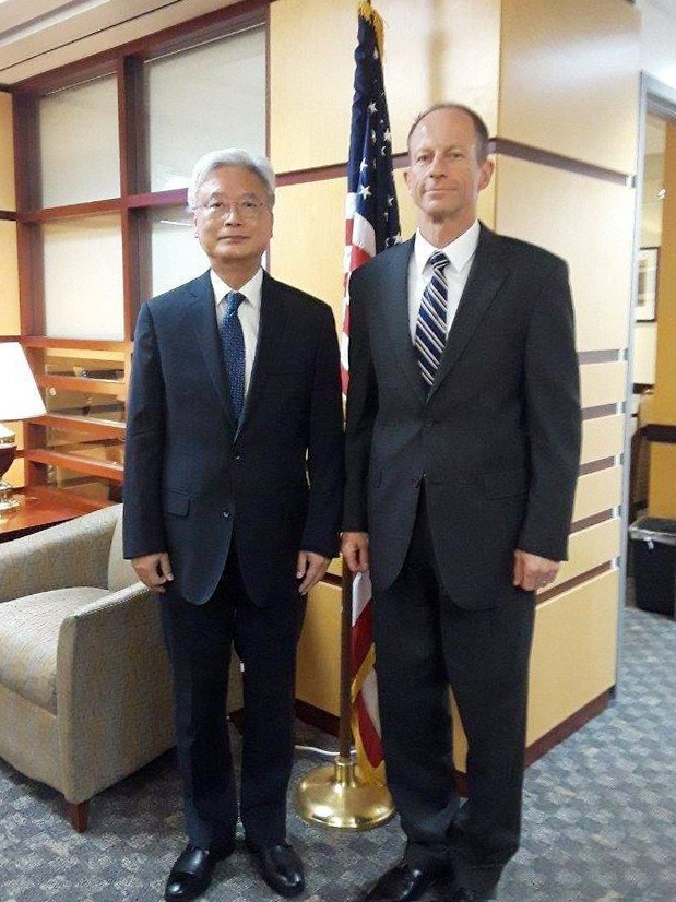 조윤제 주미대사가 23일(현지시간) 데이비드 스틸웰 미국 국무부 동아태 차관보와 업무 오찬을 갖고 아시아 순방 결과를 청취했다고 주미대사관이 24일 밝혔다. 조 대사와 스틸웰 차관보의 면담은 이번이 세 번째다. 사진은 지난달 25일 조 대사와 스틸웰 차관보의 첫 면담 당시 모습. [주미대사관 제공]