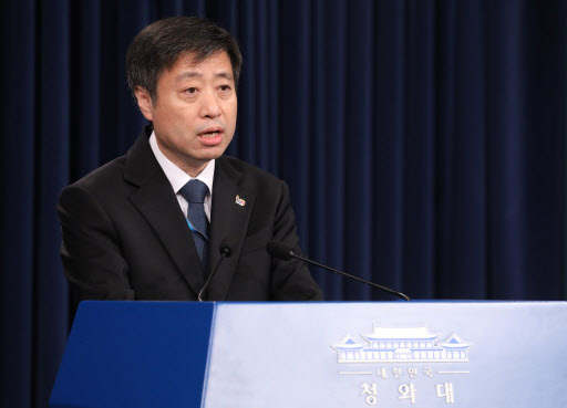 윤도한 청와대 국민소통수석이 브리핑을 하고 있다. [연합]