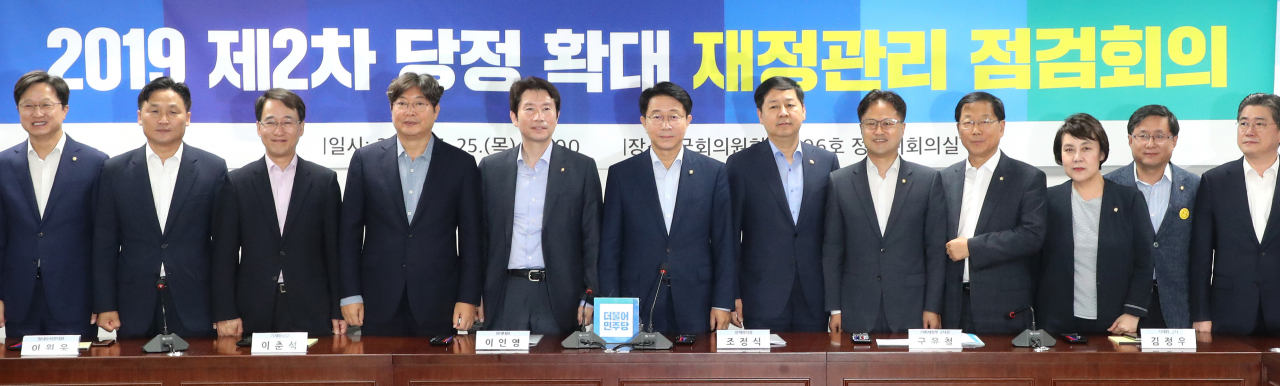 더불어민주당 이인영 원내대표(왼쪽 다섯번째), 구윤철 기획재정부 2차관(오른쪽 여섯번째) 등 참석자들이 25일 오전 국회 의원회관에서 열린 '제2차 당정 확대 재정관리 점검회의에 앞서 기념촬영을 하고 있다. 연합뉴스