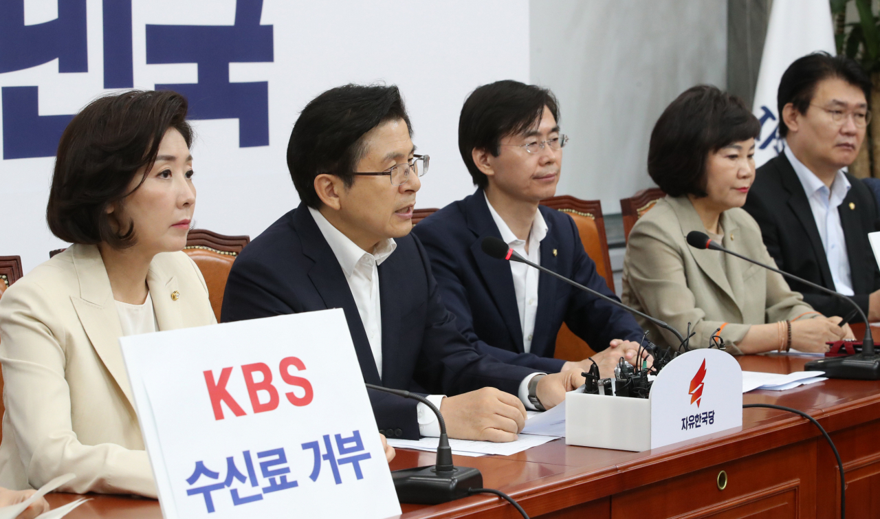 황교안 자유한국당 대표가 25일 국회에서 열린 최고위원회의에서 발언하고 있다. [연합]